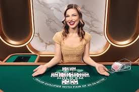 Tampilan meja blackjack Wild Rift dengan kartu dealer dan pemain